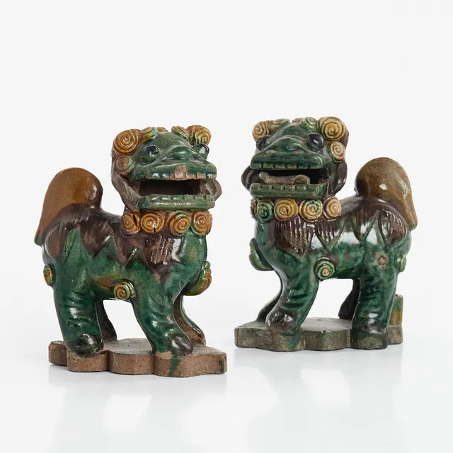 FIGURINER, rökelsehållare, ett par, Kina, 1800-tal, i form av fohundar, stengods glaserat i grönt, gult och aubergine.