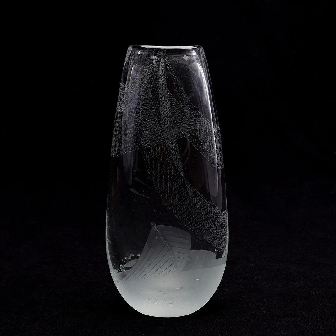VICKE LINDSTRAND. VAS "I FISKEHAMNEN", KOSTA. — Art glass — Crafoord Auktioner Lund