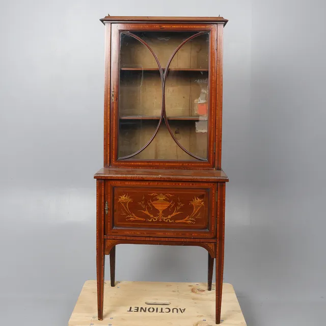 SMALL EDWARDIAN MAHOGANY AND SATINWOOD CABINET.