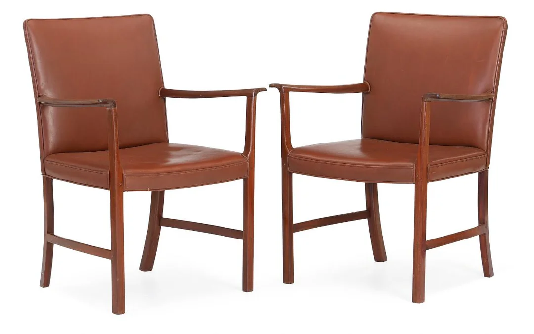 Ole Wanscher: A pair of mahogany armchairs. Seat and back upholstered with brown, coloured leather. (2) — Modern Furniture — Bruun Rasmussen