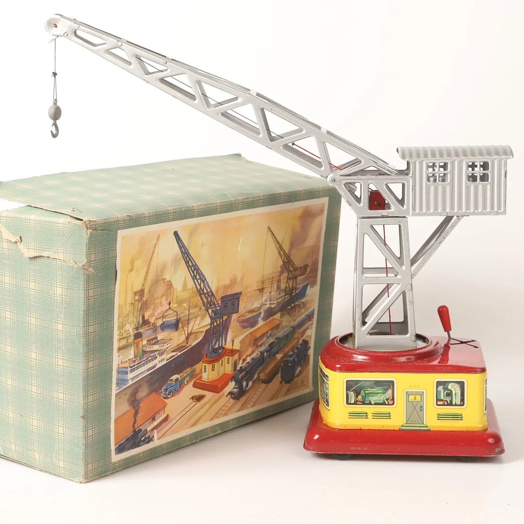 LYFTKRAN MED FÖRPACKNING, litograferad plåt, Tyskland, 1900-talets mitt. — Toys — Helsingborgs Auktionskammare