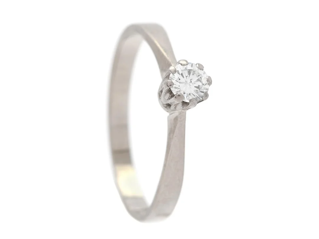 ENSTENSRING, 18K vitguld, briljantslipad diamant 0,22 ct, ca TW/VVS, Stockholm 1977, stl 18,25 mm, vikt 2,6 g. — Smycken/Enstensring — Kaplans