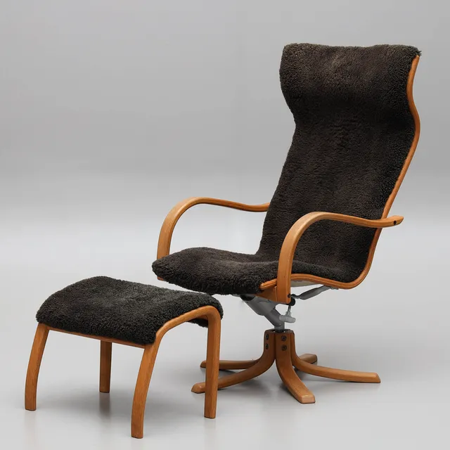 JAN EKSTRÖM. Snurrfåtölj med fotpall, 2 delar, fårskinn & ek, "Gazell", Conform.