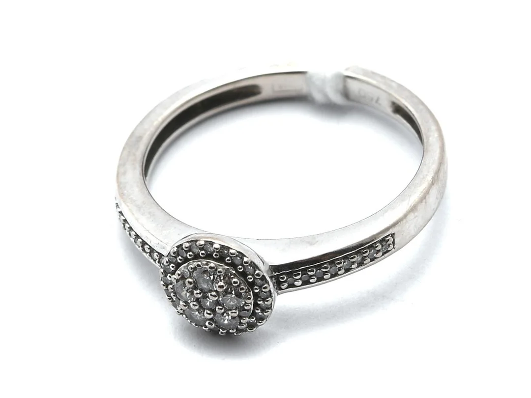 Ring vitguld 18K 2,8g Ø15½ med diamanter 38xca0,005ct åttkantslipade, 1xca0,01ct, 5xca0,02ct, nagg på baksida skena — Smycken/Ring — Kaplans