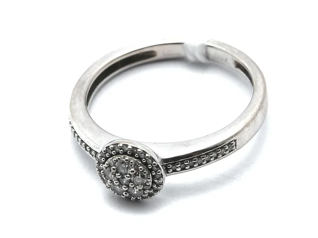 Ring vitguld 18K 2,8g Ø15½ med diamanter 38xca0,005ct åttkantslipade, 1xca0,01ct, 5xca0,02ct, nagg på baksida skena