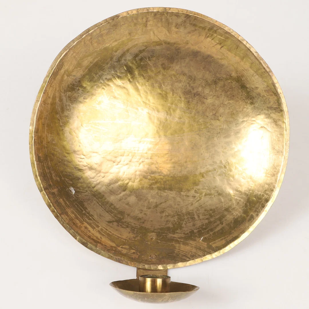 KARL ERIK TORSSELL. Ljuslampett "Kungalampetten”, mässing, signerad 1992. — Pewter, Brass & Copper — Helsingborgs Auktionskammare
