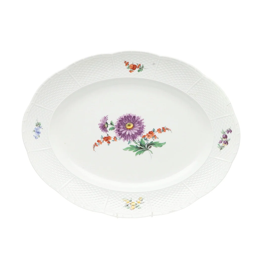 A LARGE MEISSEN OVAL SHAPED DISH. — European — Lawrences Auctioneers