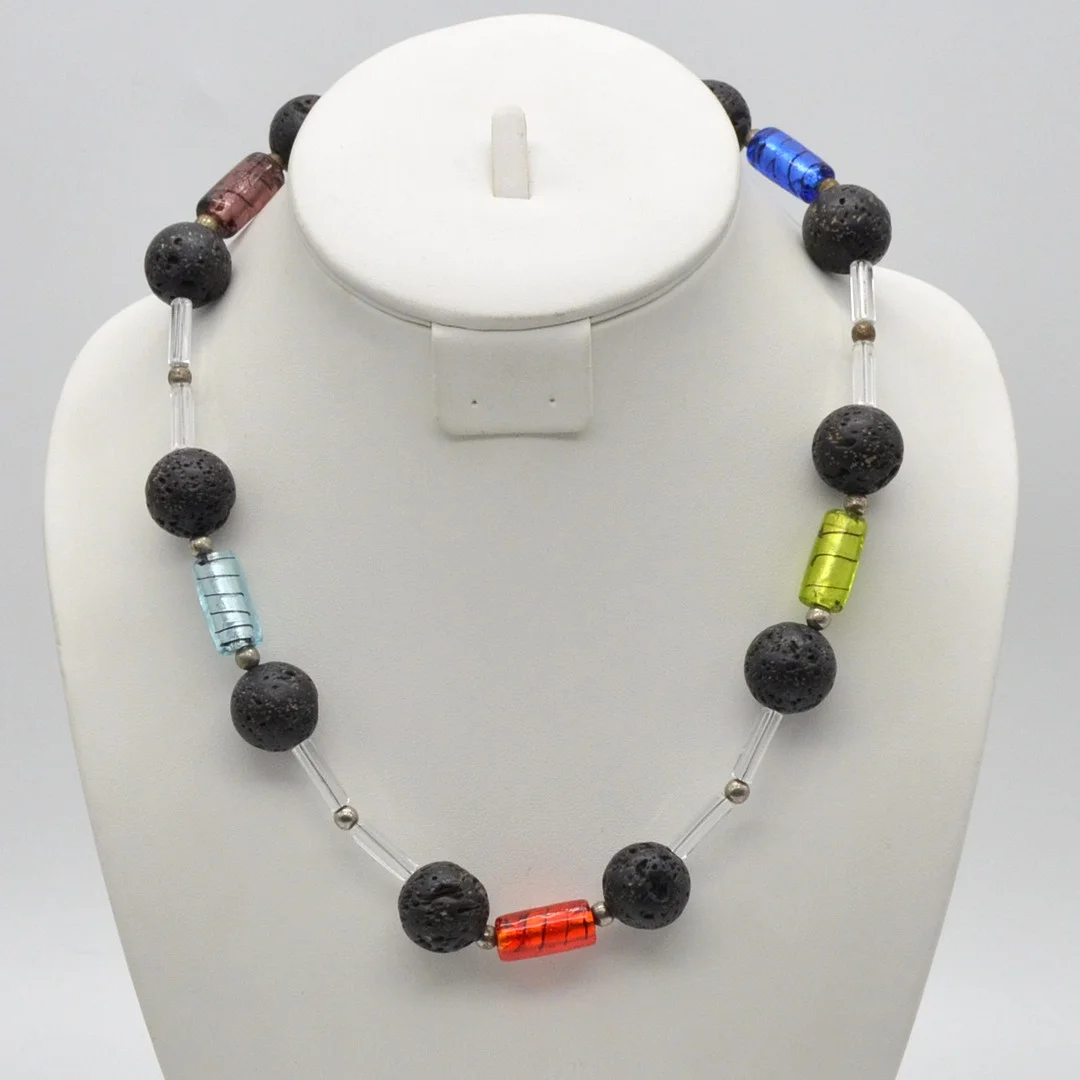 LAVAPERLEN MIT BUNTEN MURANO GLASSTÄBCHEN (MIT SILBERPLATZFOLIE), SCHRAUBGEWINDE, VINTAGE, CA. 50 CM. — Necklace — Kunst- und Auktionshaus Kleinhenz