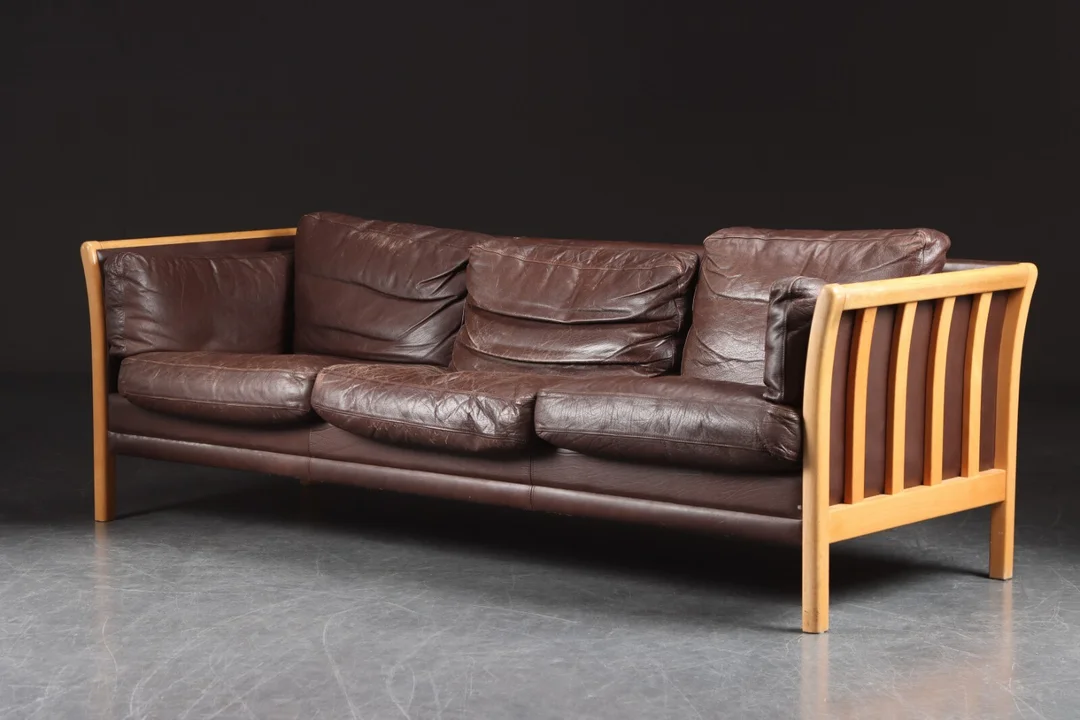 Mogens Hansen. Tre-pers. sofa af bøgetræ og læder — Furniture/Lounge suites, sofas — Lauritz