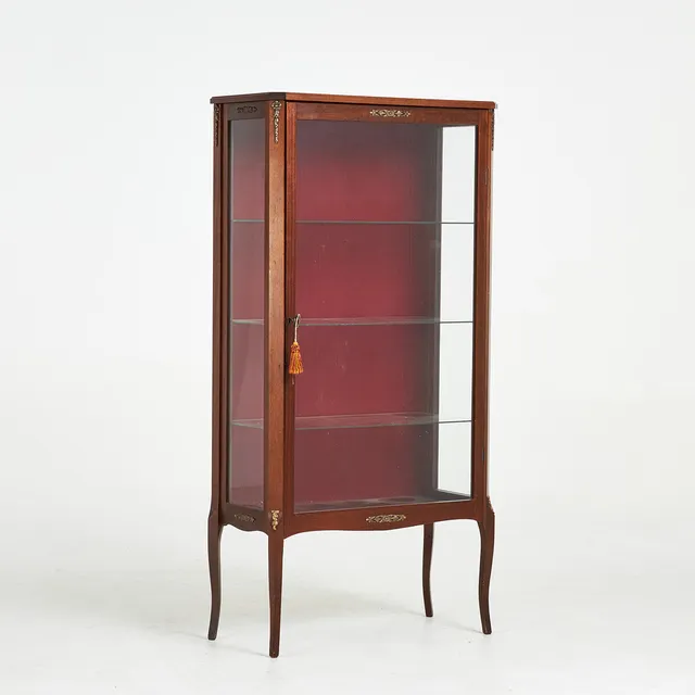 VITRINSKÅP. Louis XVI-stil, 1900-talets mitt, fanér i mahogny, tre justerbara hyllplan i glas.