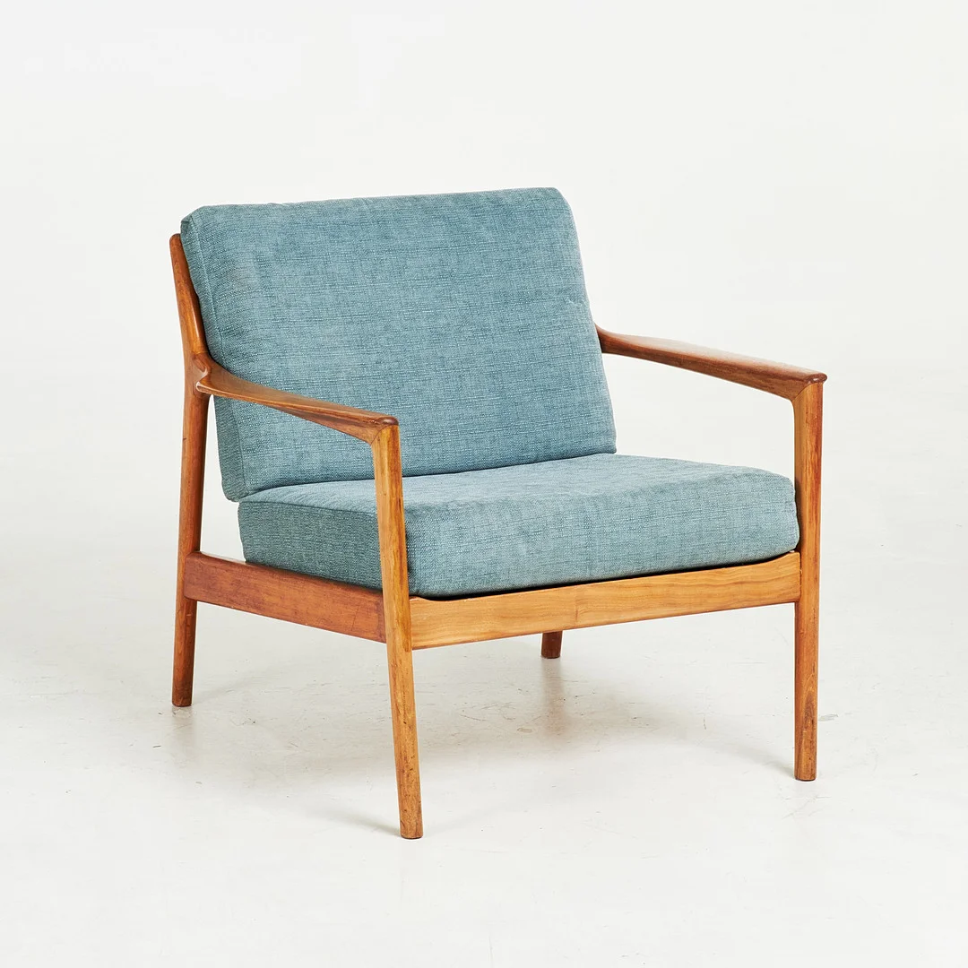 FOLKE OHLSSON. "USA 75", fåtölj, stomme i teak, löst liggande plymåer, textilklädsel. — Armchairs & Chairs — Stockholms Auktionsverk Sickla