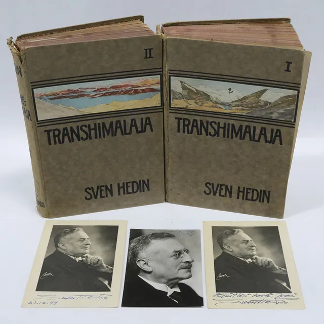 SVEN HEDIN. TRANSHIMALAJA, TVÅ BAND, 7:E UPPLAGAN, 1922, SAMT TRE SIGNERADE AUTOGRAFKORT.