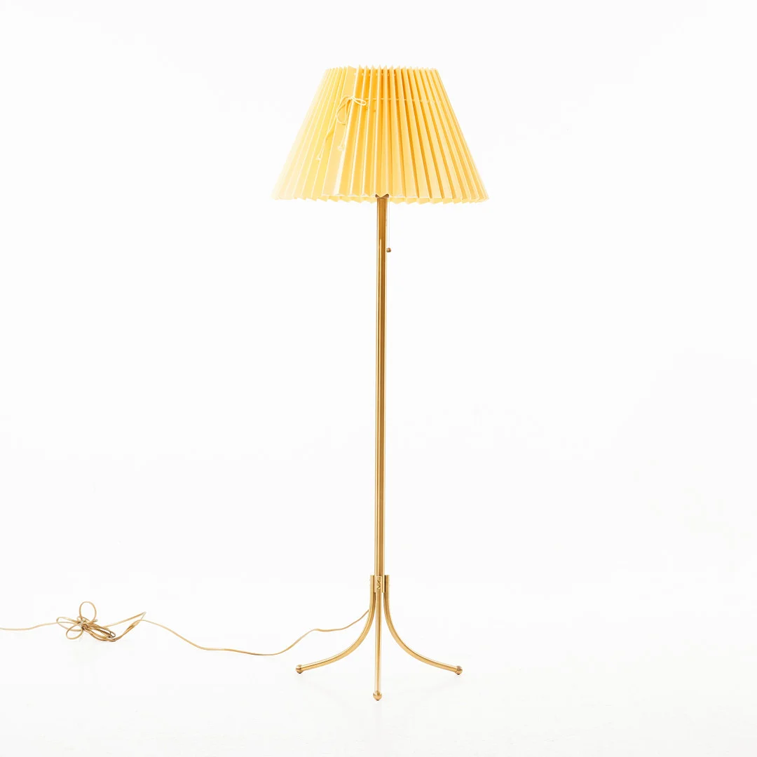 JOSEF FRANK. golvlampa, Svenskt Tenn, mässing, modellnummer "2326", justerbar höjd, medföljer lampskärm. — Floor lights — Stockholms Auktionsverk Magasin 5