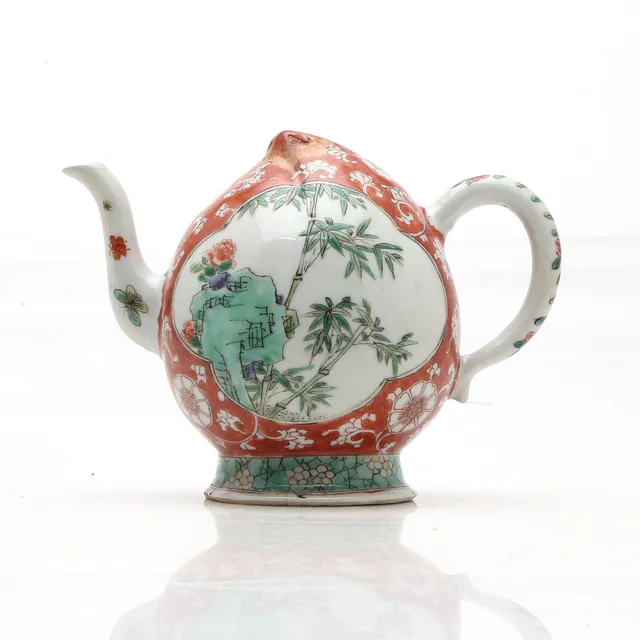 Chinese "Cadogan" wine pot, Kangxi period, peach-shaped in "famille verte" porcelain, mid-17th century.