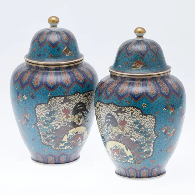 KANZAN DENSHICHI. Paar Vasen / Deckelvasen, Porzellan, Zellenemail, Japan, Meiji-Periode (1868-1912) (2).