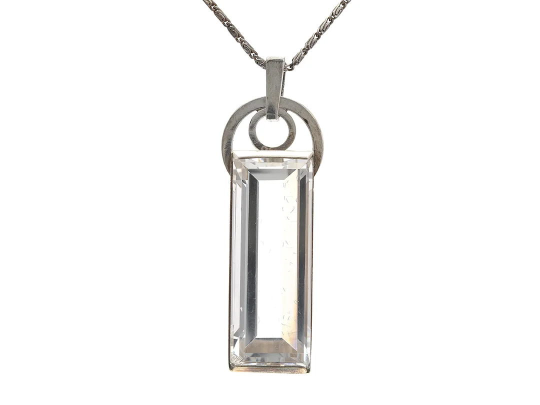 PER EMILSSON, hänge/kedja, silver, baguetteslipad bergskristall, Laholm 1941, stl 6,0 x 1,5 cm, längd 68 cm, vikt 29,6 g. — Smycken/Hänge med kedja — Kaplans