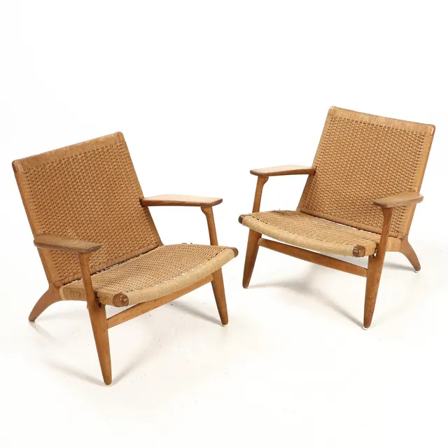 Hans J. Wegner : Pair of armchairs model CH-25 in oak, 1950s/60s