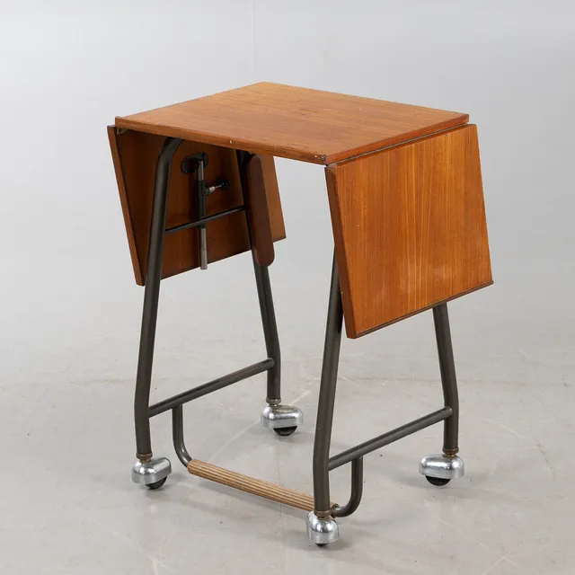 OKÄND FORMGIVARE, troligen Danmark, skrivbord / arkitektbord 1950-/60-tal, massiv teak, underrede i lackerad metall, på hjul.