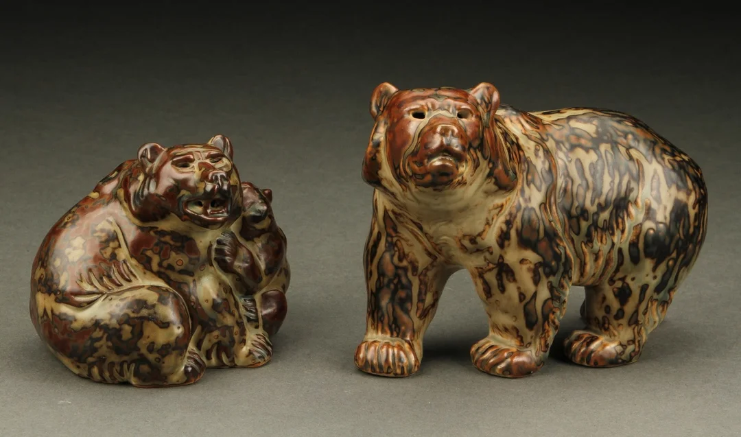 Knud Kyhn for Royal Copenhagen. To bjørne af stentøj (2) — Glass, porcelain and ceramics/Figures — Lauritz