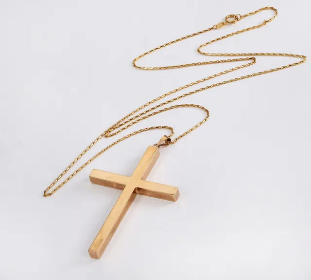 Herman Siersbøl. Necklace and large cross of 8 kt. gold (2)