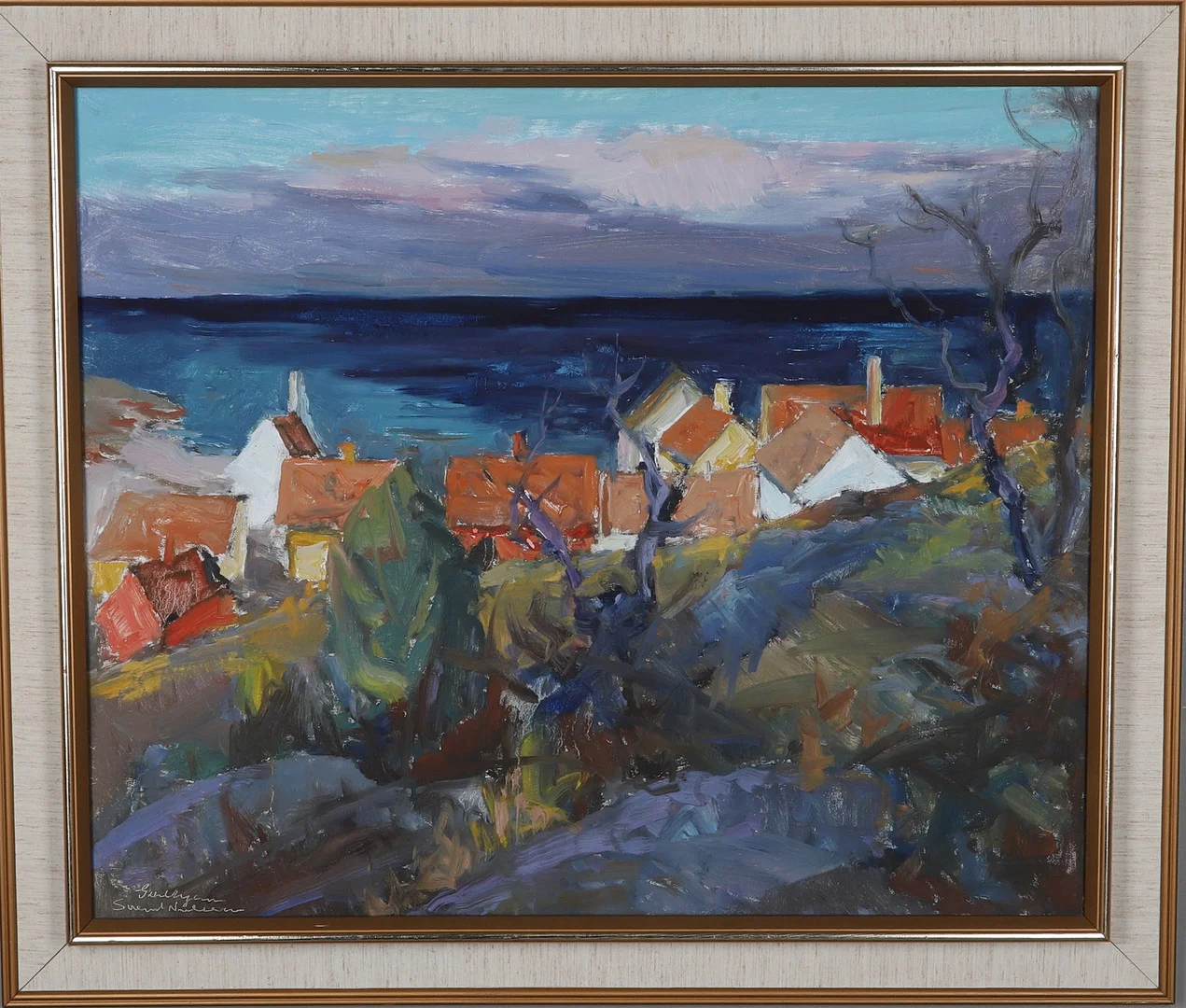 SVEND NIELSEN. (DANMARK 1908-1993), Olja på duk, motiv från Gudhjem, Bornholm, Signerad. — Paintings — Gomér & Andersson Norrköping