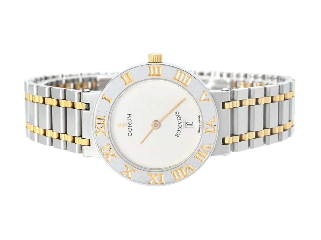 CORUM, Romvlvs, Verk nr. 270697, Serie nr. 533981, Boett nr. 533.981 / 49.203.21 V-48, damur, 26,5 mm, stål/guld, quartz, safirglas (repor/nagg), skadad urtavla, urverk ej signerat, integrerad originallänk, viklås, längd 170 mm, ca 1995. — Klockor/Corum — Kaplans