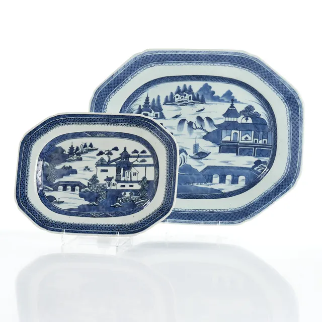 STEKFAT, 2 stycken, Kina, Jiaqing (1796–1820), porslin med dekor av flodlandskap i blåvit underglasyr.