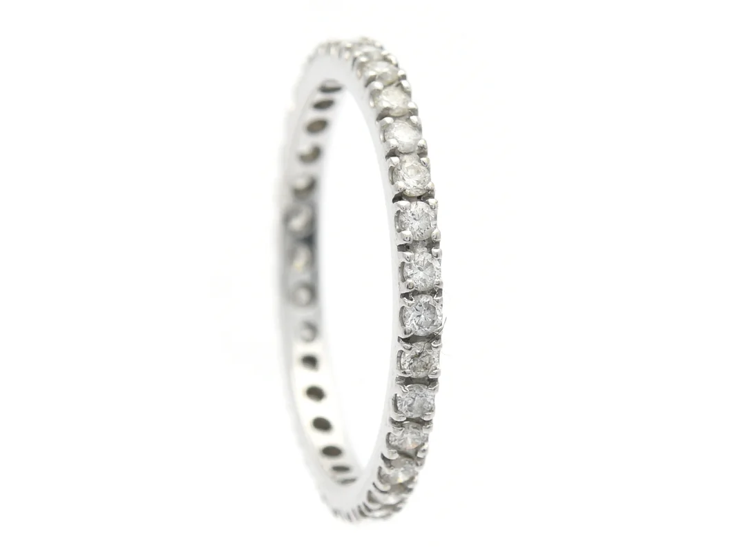 HELALLIANSRING, 18K vitguld, 32 diamanter ca 0,60 ctv, ca TW-TCr/VS-P, stl 17 mm, vikt 1,6 g, ett par diamanter är åttkantslipade. — Smycken/Alliansring — Kaplans