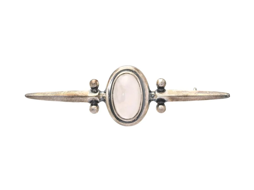 KALEVALA, brosch, silver, cabochonslipad rosenkvarts, Finland 1959, mått 65 mm, vikt 7,7 g. — Smycken/Brosch — Kaplans