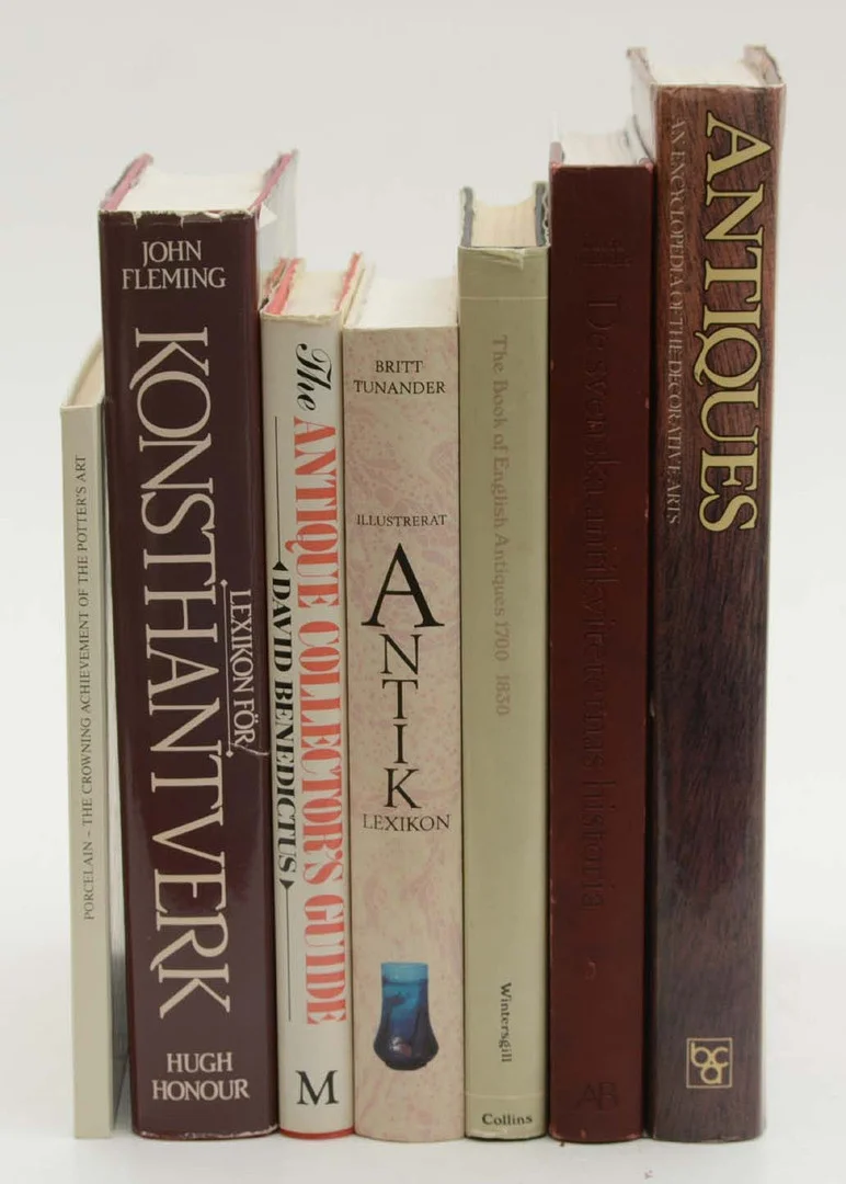 Antikviteter och konsthantverk. 7 Volymer. — Books — Connoisseur Bokauktioner