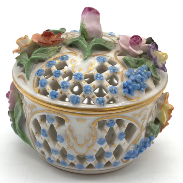 DRESDNER PORZELLAN DECKELDOSE DURCHBROCHEN GEARBEITET MIT BLUMEN.