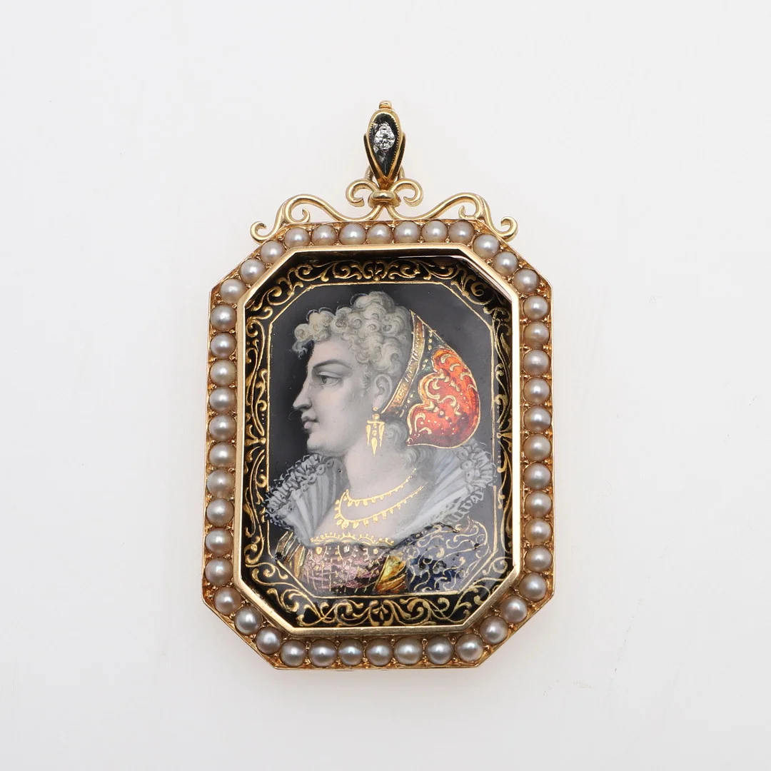 AN ENAMEL AND GOLD PORTRAIT LOCKET PENDANT. — Brooches & Pendants — Lawrences Auctioneers