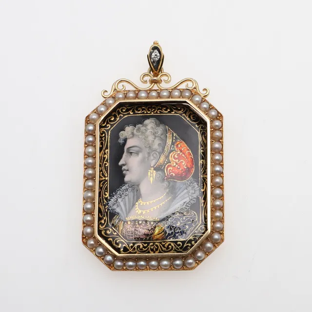 AN ENAMEL AND GOLD PORTRAIT LOCKET PENDANT.