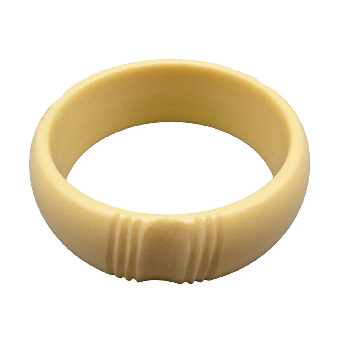 CREMEFARBENER KUNSTSTOFF-ARMREIF MIT RILLEN. — Bracelets — Auktionshaus Stuber's Hammerschlag