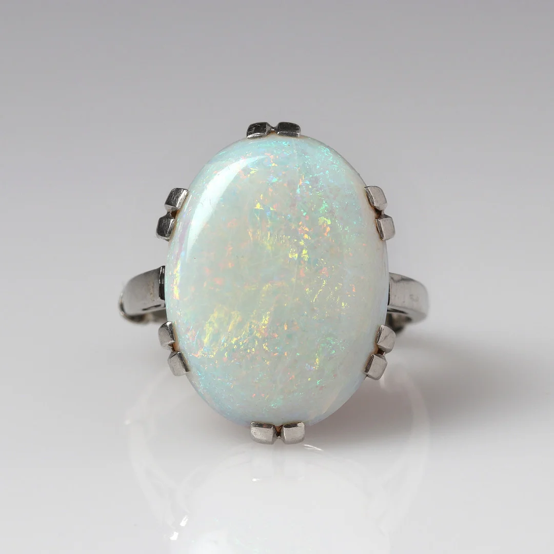 OPALRING, Platina med en ljus opal, totalvikt ca 7,1 gram. — Rings — Skånes Auktionsverk