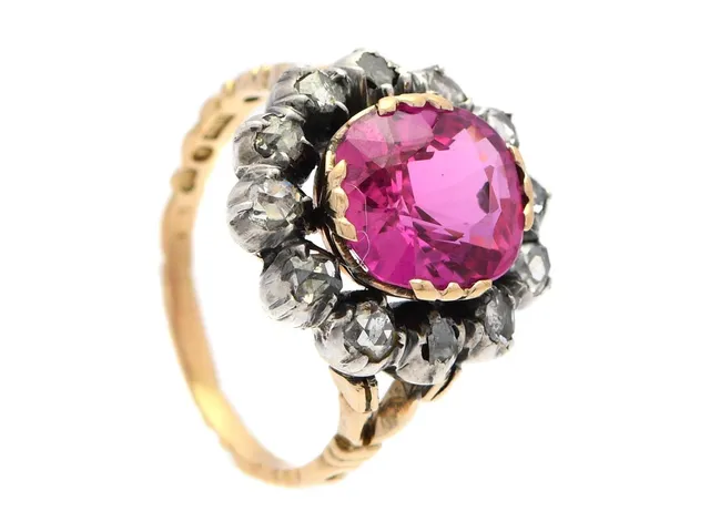RING, 18K guld/silver, syntetisk rubin, 12 rosenslipade diamanter, stl 18,25 mm, vikt 6,5 g, troligen omarbetad, några diamanter skadade.