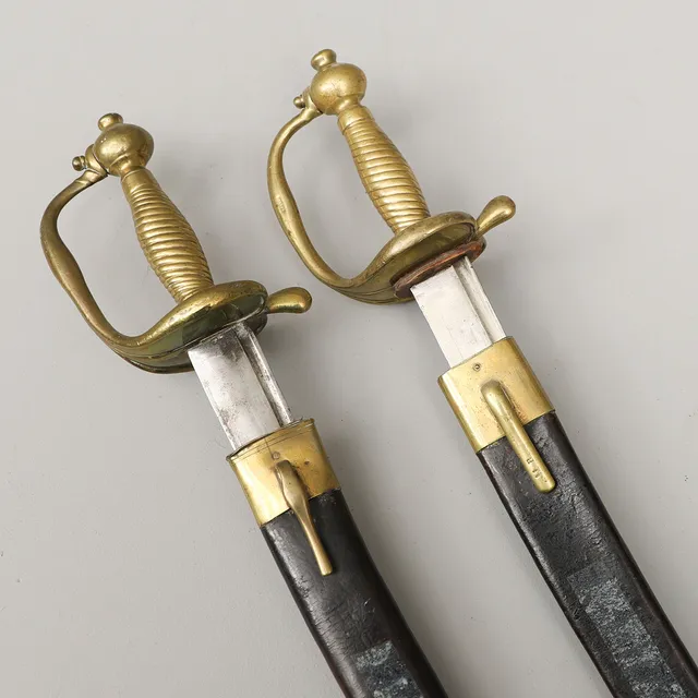 HUGGARE, 2 st., svenska, m/1748-1856, svarta läderbaljor med mässingsbeslag.