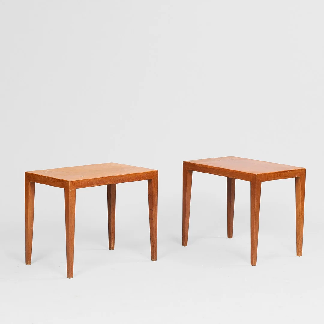 SEVERIN HANSEN JR. Et par sideborde af eg med tilspidsede ben, Haslev Møbelsnedkeri, Danmark, (2). — Tables — Palsgaard Kunstauktioner