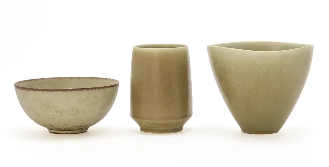 Two stoneware vases and a bowl. Decorated with light green glaze. The two vases signed PLS, bowl stamped KAS. All pieces made and marked Palshus. Vases: H. 10.7 cm. Diam. resp. 8 and 13.5 cm. Bowl: H. 6 cm. Diam. 13.3 cm. (3) — Modern Decorative Art — Bruun Rasmussen
