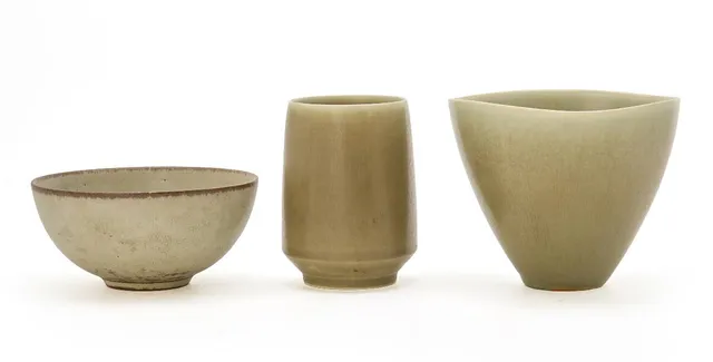 Two stoneware vases and a bowl. Decorated with light green glaze. The two vases signed PLS, bowl stamped KAS. All pieces made and marked Palshus. Vases: H. 10.7 cm. Diam. resp. 8 and 13.5 cm. Bowl: H. 6 cm. Diam. 13.3 cm. (3)