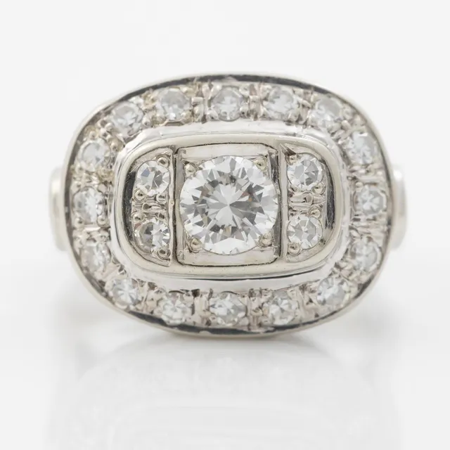 Ring oval form 18K vitguld med briljantslipad diamant och åttkantslipade diamanter.