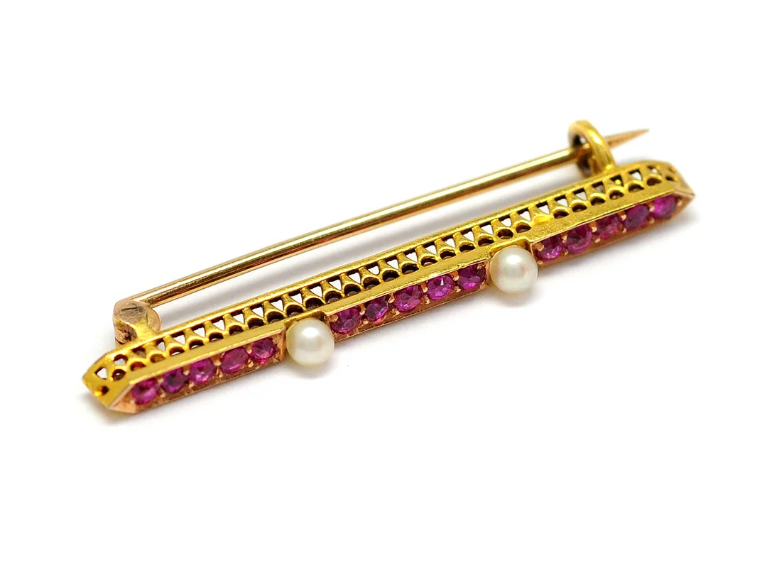 BROSCH, 21K guld, nål i 14K guld, 2 odlade pärlor, ca 2,4 mm, 15 små rubiner, vikt 1,4 g. — Smycken/Brosch — Kaplans