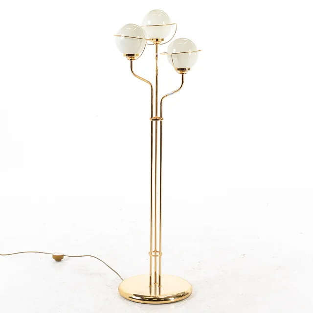 GOLVLAMPA, 3-armad, LYKTAN BANKERYDS BELYSNING, samtida, stomme i gulmetall, modell 7003.