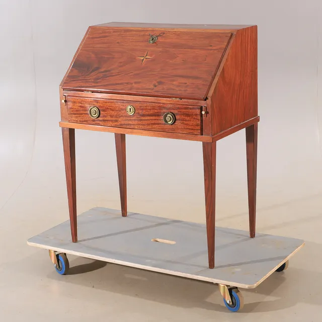 SNEDKLAFFSEKRETÄR, mahogny med intarsia, 1800-tal.