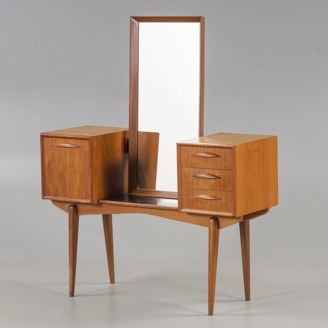 SVANTE SKOGH. Sminkbord, Modell 315, Teak, med spegel, Aktiebolaget Slutarps Möbelindustri, 1950/60-tal. — Tables — Karlstad Hammarö Auktionsverk