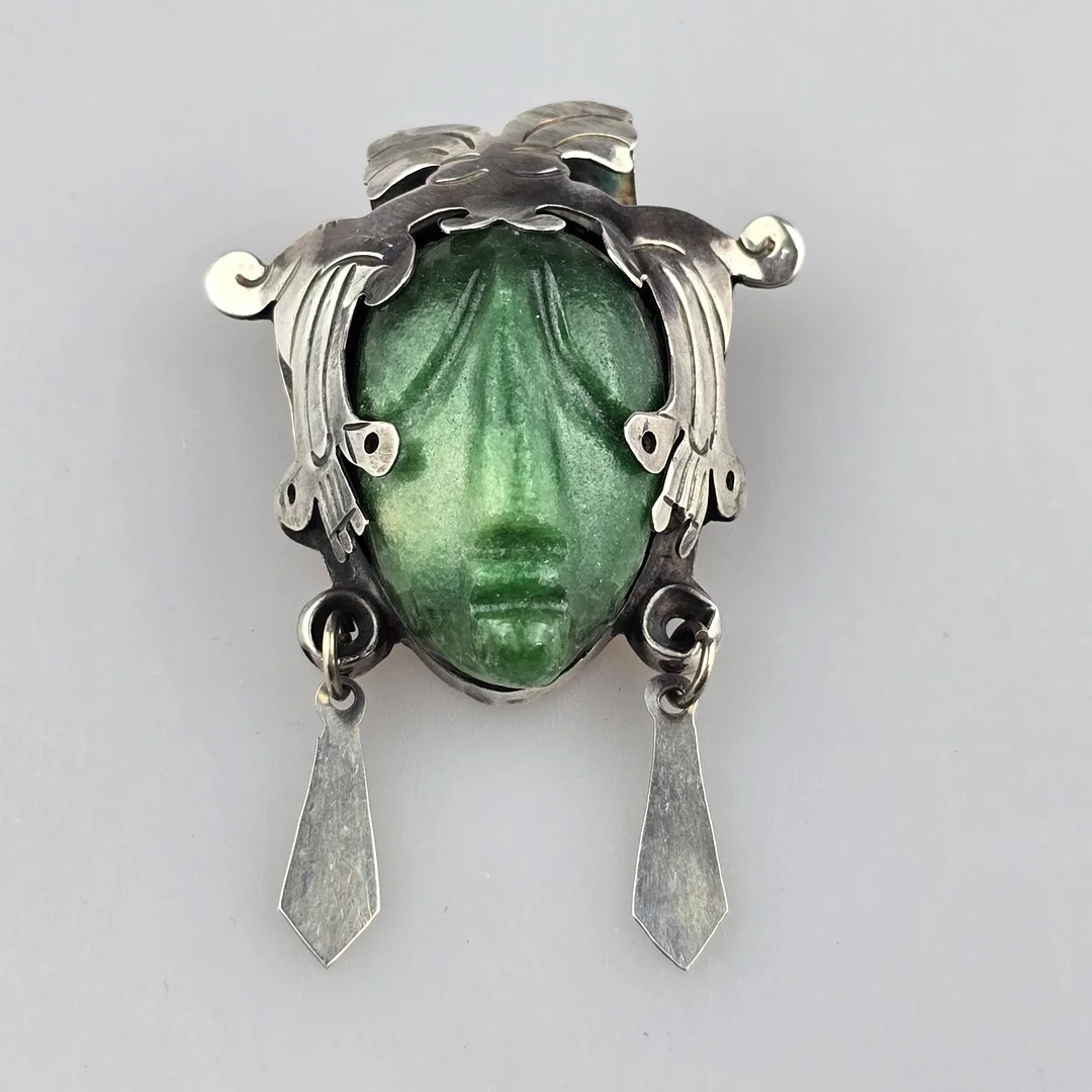 - VINTAGE-BROSCHE „AZTEKENKOPF" AUS JADE UND SILBER. — Brooches & Pendants — Auktionshaus Blank