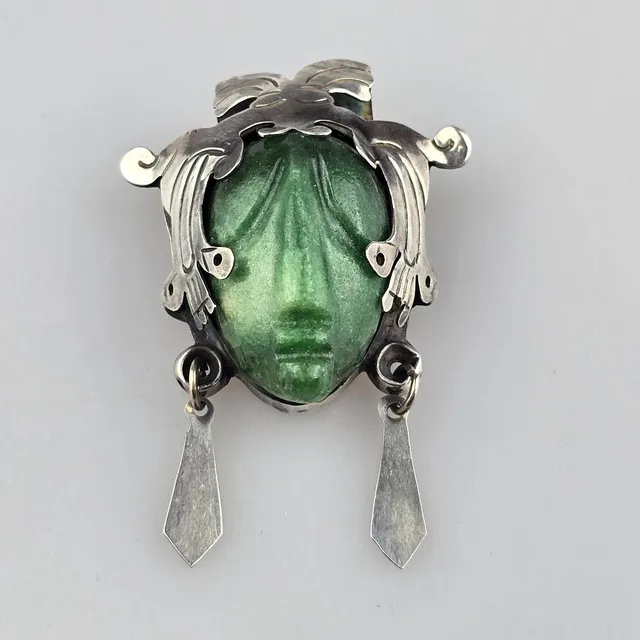 - VINTAGE-BROSCHE „AZTEKENKOPF" AUS JADE UND SILBER.