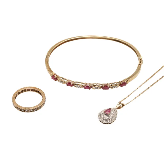A 9CT GOLD, RUBY AND DIAMOND BANGLE, PENDANT ETC.