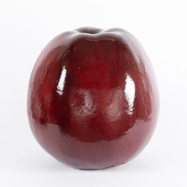 ULLA OCH GUSTAV KRAITZ. Skulptur, egen ateljé Förslöv, stengods, i form av ett äpple.