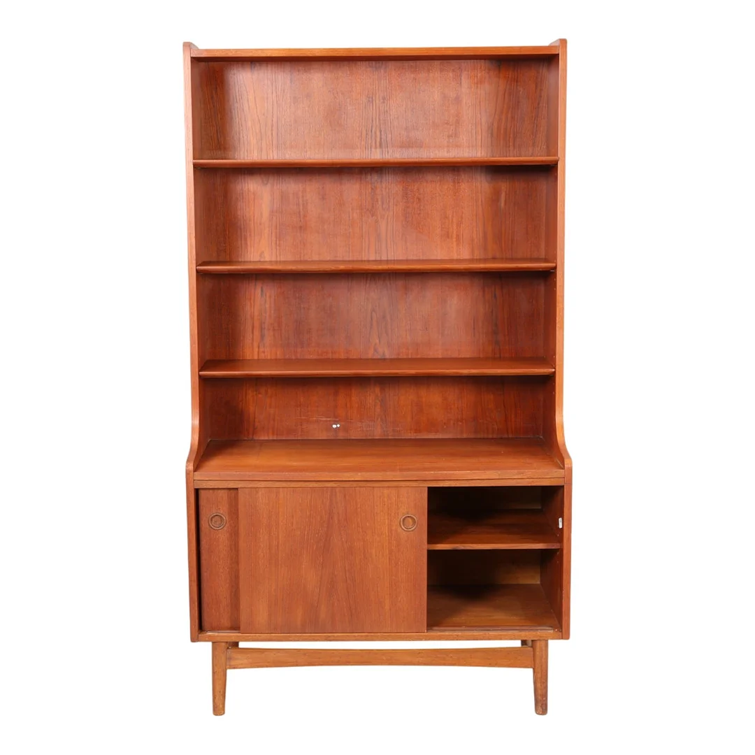 JOHANNES SORTH. Bornholms Møbelfabrik. Bornholmerreol af finéret teak, 1960'erne. — Cupboards, Cabinets & Shelves — Bidstrup Auktioner